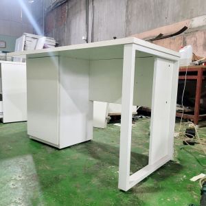 Bàn Làm Việc Chân Sắt BLVCS06.jpg