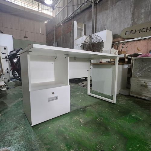 Bàn Làm Việc Chân Sắt BLVS02.jpg