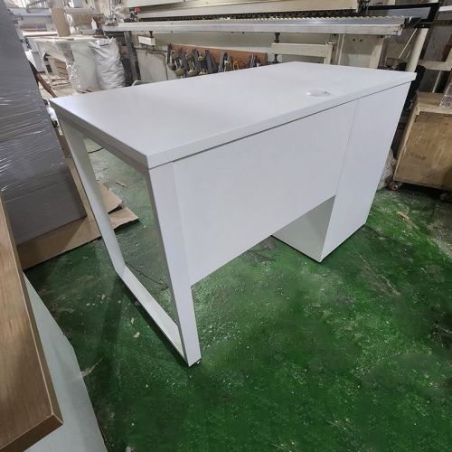 Bàn Làm Việc Chân Sắt BLVS02.jpg